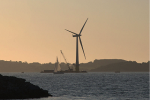 Several large companies around the world are working on their designs of floating wind turbines. Creating such an installation would be a big step toward harvesting the clean energy of the planet’s most powerful winds – those blowing over the seas and oceans. One such turbine, dubbed Hywind, with an installed capacity of 2.3 megawatts and a rotor diameter of 82.4 meters – a pilot project by Statoil – was in 2009 anchored in the North Sea 10 kilometers southwest of the Norwegian municipality Karmøy. In its first full year of operation, Hywind generated 7.3 gigawatts of electricity – against the anticipated 3.5 gigawatts. The floating turbine has also demonstrated great resistance to adverse weather conditions: It withstands waves of up to 11 meters, and the vibratory loads are lower than those affecting ground-based turbines. Above: The world’s first operational megawatt-class floating wind turbine after assembly in the Åmøy Fjord near Stavanger. (Source: Lars Christopher/en.wikipedia.org. )