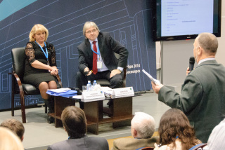 Alexander Nikitin moderates a discussion on Russia's planned nuclear repository lab. (Photo: Nils Bøhmer)