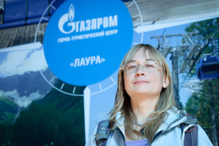 Yulia Naberezhnaya posing in front of the building leading to Gazprom's Laura resort. (Photo: Nils Bøhmer)