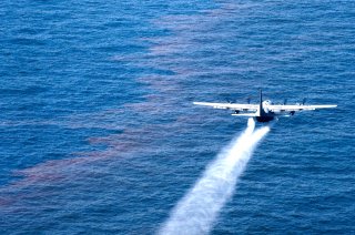 A US Air Force Reserve C-130 released Corexit into the Gulf of Mexico as part of the US Coast Guard's oil spill response. (Photo: Wikipedia) 