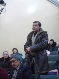 A member of the audience asking a question regarding decommissioning of the AECC’s Site 310, Angarsk, December 5, 2014. (Photo: Andrei Ozharovsky / Bellona)