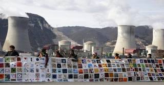 A human chain protest of a nuclear site in France. (Photo: Ecodefense.) 