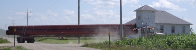 A truck hauling 36-Inch Pipe to build Keystone-Cushing Pipeline southeast of Peabody, Kansas, USA (Photo: Wikipedia)