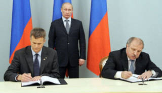 Helge Lund (left) signing off on a Russian shelf joint deal with Rosneft in the presence of Vladimir Putin in 2012 (Photo: Kremlin.ru)